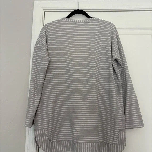 J.Jill Women’s Gray and White Striped Long Sleeve Top - Picture 6 of 6